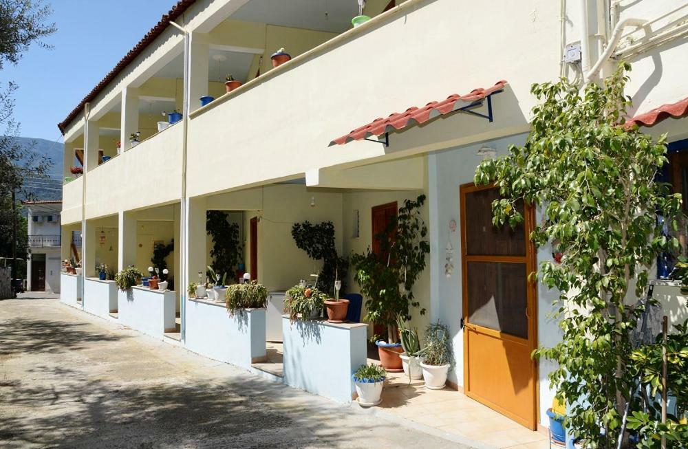Kotsifas Rooms Tiros Bagian luar foto